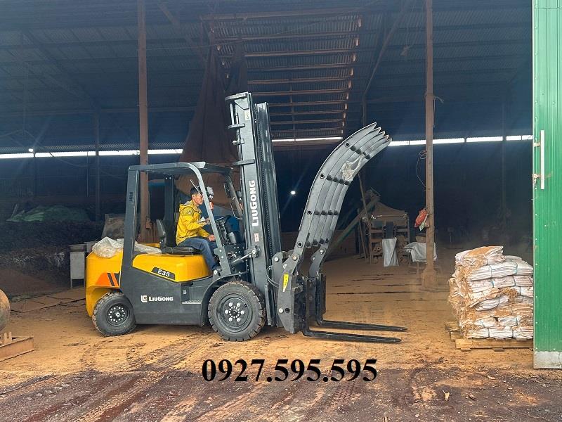 Xe nâng LIUGONG 3.5 tấn lắp bộ kẹp gắp gỗ